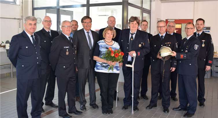 Johannes Brengmann (6. v. r.) wurde für 45 Jahre aktiven Feuerwehrdienst von Bürgermeister Klaus Bell (5. v. l.) mit dem goldenen Feuerwehr-Ehrenzeichen geehrt. Der Dank des Bürgermeisters galt auch Ehefrau Christa Brengmann (6. v. l.) für ihre Unterstützung. privat