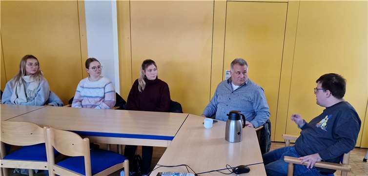 Johannes Diederichs erklärt seine Sichtweise den Gästen aus Mayen.