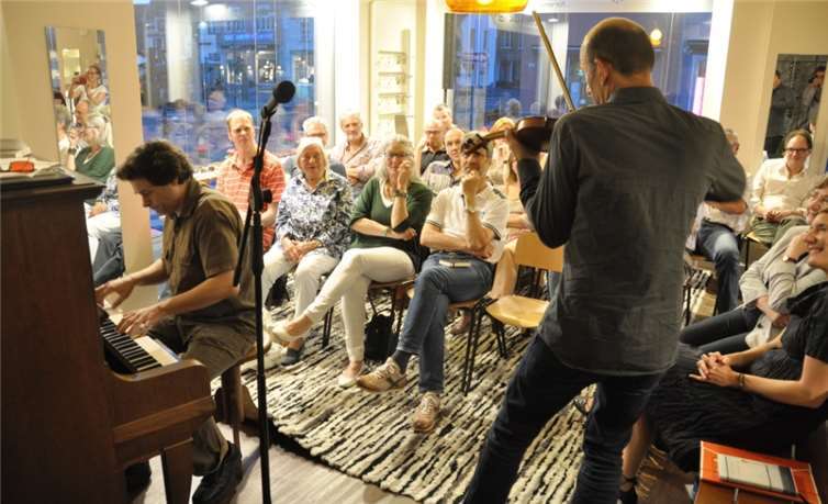 Johannes Engel und Lothar Tolksdorf spielten Stücke des fiktiven Komponisten Heinrich Söderbergh. Schräg.