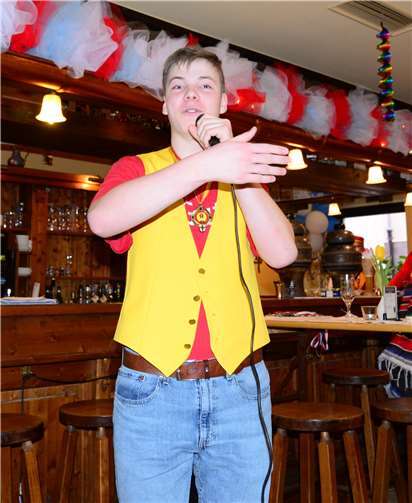 Ausgelassene Stimmung beim 371. Gelog der Traditionsgemeinschaft  Johannes Fischers Reimvortrag kam hervorragend bei den Nachbarn an. Foto: K.P. Schmelzeisen