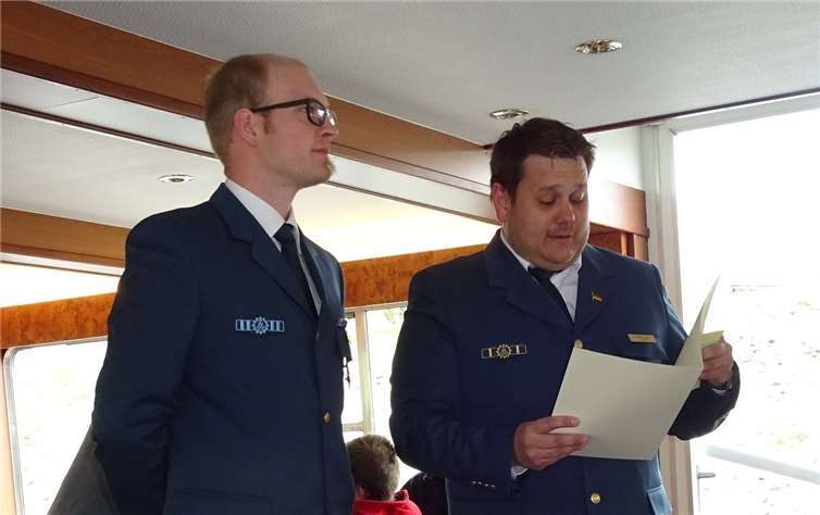 Johannes Fuchs (li.) konnte sich über das Goldene THW-Helferzeichen mit Kranz freuen. Ortsbeauftragter Christoph Sesterhenn nahm die Ehrung vor.