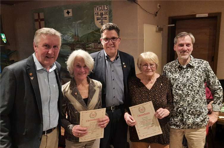 Johannes Ganser ehrte die langjährigen Vereinsmitglieder Wilma Hebel und Ingrid Weiler. Beide wurden für ihre 50-jährige Vereinsmitgliedschaft ausgezeichnet, sind im Turnverein nach wie vor sportlich aktiv und wurden nun in die Reihen der Ehrenmitglieder aufgenommen. Quelle: TV Güls