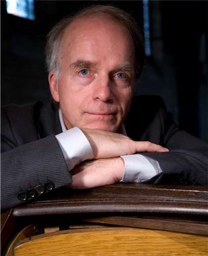 Johannes Geffert wird Sie mit harmonischer Musik unterhalten.privat