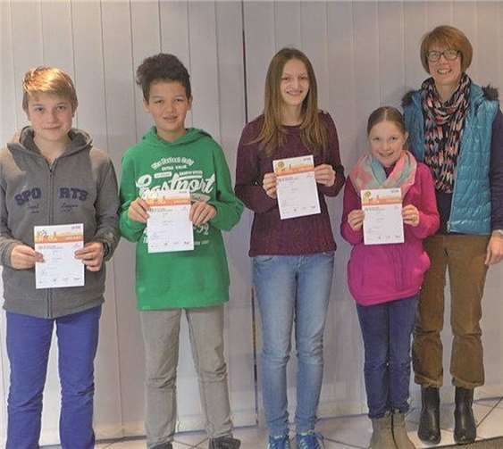 Johannes Grün, Marcel Moskopp, Maya Nickenig, Theresa Grün, Trainerin Sandra Grün (vl.).