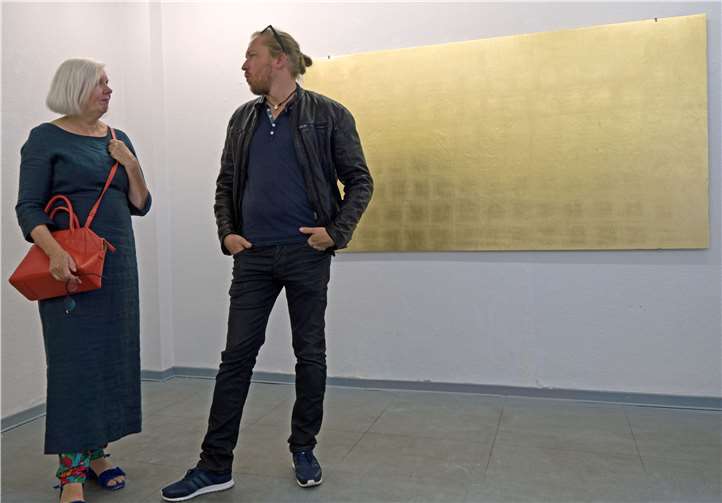 Johannes Hess vor einer seiner Goldarbeiten.