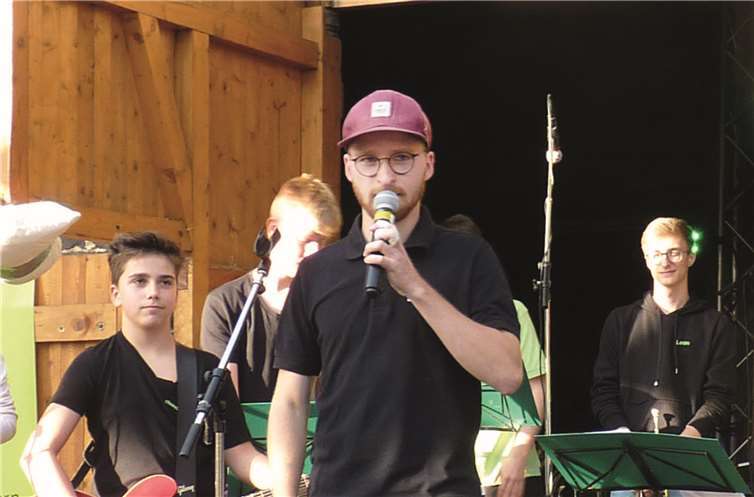 Johannes Heuft erwies sich an dem Abend nicht nur als hervorragender Bassist der Gruppe „Red Dot“, sondern auch als pfiffiger Moderator.