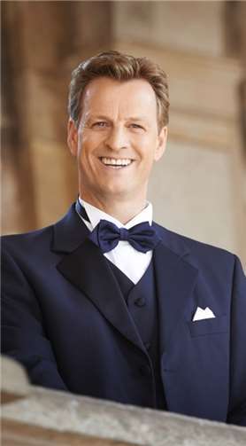 Johannes Kalpers leitet den Chor „Voices“.