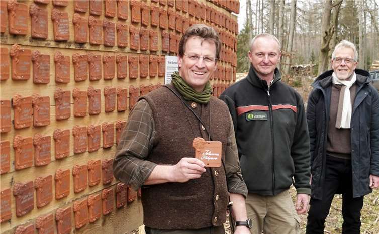 Johannes Kalpers mit seiner Baumpaten-Plakette. Der bekannte Sänger und Chorleiter unterstützt die „Westerwald-Kinder“, über deren Wirken Revierförster Detlev Nauen und Joachim Türk vom Kinderschutzbund (von links) berichteten. Die Aktion zählt inzwischen mehr als 350 Baumpatenschaften. Die ersten 1000 Bäume werden nach dem Ende der Frostphase in Kürze gepflanzt. Fotos: DKSB