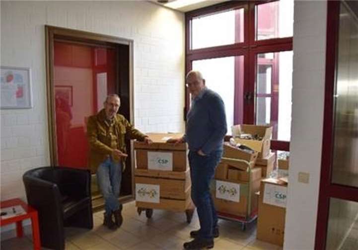 Johannes Klein, Betreuer der Aktion „Brillen Weltweit“ mit Karsten Matthis, Geschäftsführer der Stiftung Christlich-Soziale Politik e. V., bei der Brillenübergabe.Foto: privat