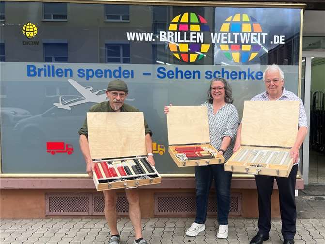 Refraktionsgläserkästen für entlegene Regionen in Kamerun Johannes Klein und Carlo Wagner von BrillenWeltweit freuen sich sehr über diese Hilfslieferung und bedankten sich von Herzen bei Britta Müller. Quelle: BrillenWeltweit