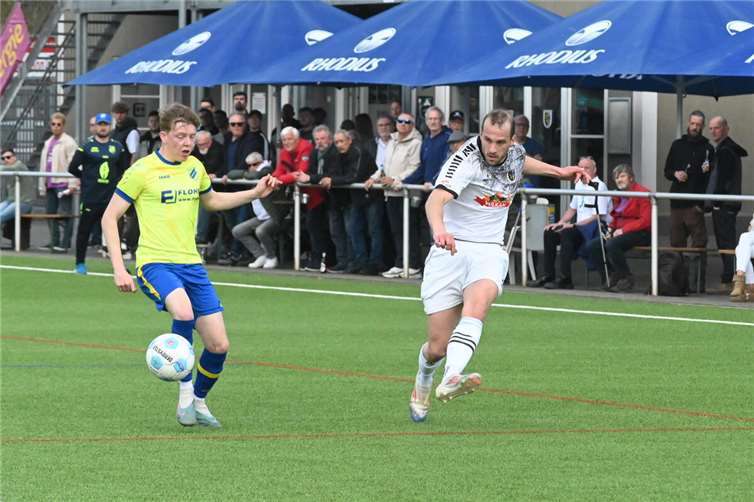 Johannes Limbach (rechts) machte gegen Weitersburg viel Druck über die linke Seite.  Foto: SK