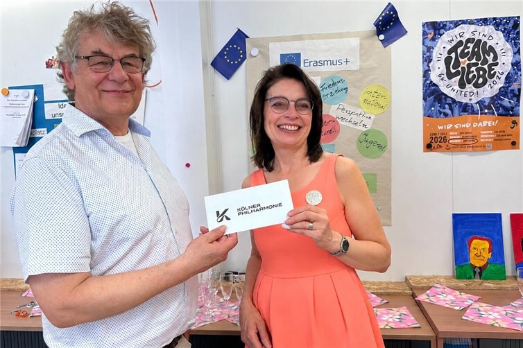Johannes Morschhausen mit Bettina Lanzerath – und einem Gutschein für die Kölner Philharmonie als Geschenk.