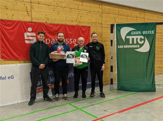 Johannes Reifert (2. Von links) setze sich im Finale gegen seinen Vater Wilfried Reifert durch.