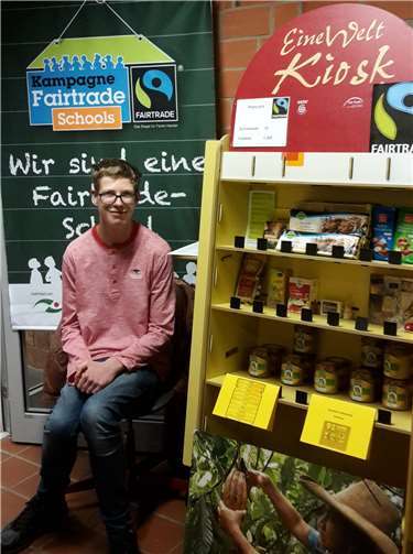 Johannes Richter ist einer der Schüler, der während des Tags der offenen Tür den Verkaufsstand mit fair gehandelten Produkten betreute und den Besuchern Lust auf Fairtrade machte.BBS Heinrich-Haus