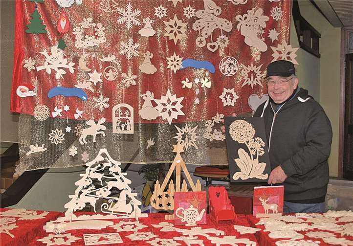 Johannes Schleich aus Rhens stellte zum ersten Mal seine handgefertigten Holzarbeiten beim Weihnachtsmarkt aus.