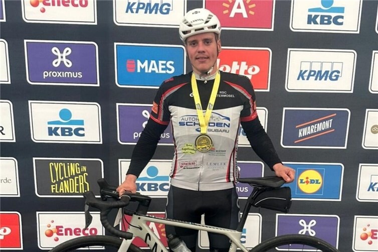 Johannes Schnorbach kommt mit der Spitzengruppe ins Ziel.