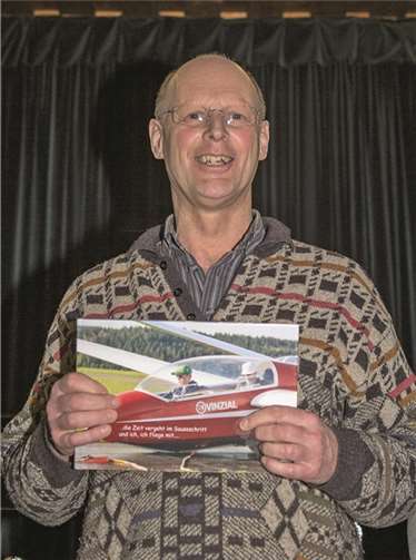 Johannes Schorn freut sich über das Fotobuch