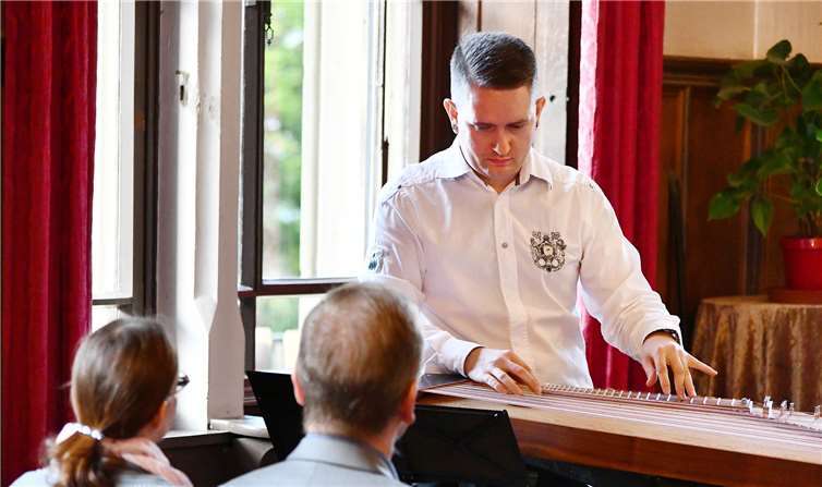 Johannes Schubert an der Zither. Foto: RASCH