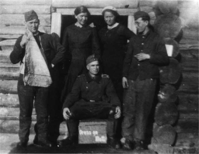 Johannes Schüller (links) mit seinen Kameraden vor einem russischen Haus.privat