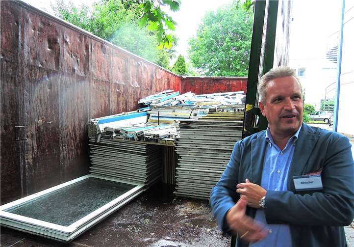 Johannes Sesterhenn am Container der Firma Biotrans, in dem die alten Kunststoff-Fenster für den Abtransport gesammelt werden.