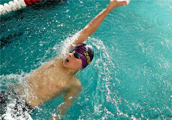 Johannes Solibieda bei seinem Sieg über 100 Meter Rücken.