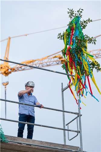 Johannes Speicher, Projektleiter der Firma MIKA Bau , beim tradionellem Richtfestspruch.