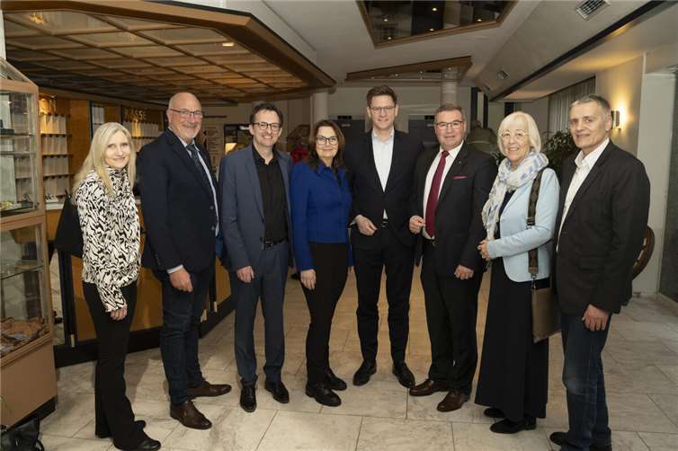 Johannes Steiniger MdB (5.v.l.) und Mechthild Heil MdB (4.v.l.) beim Neujahrsempfang der CDU-AW, hier im Kreis des geschäftsführenden Vorstandes.  Foto: Michael Schneider