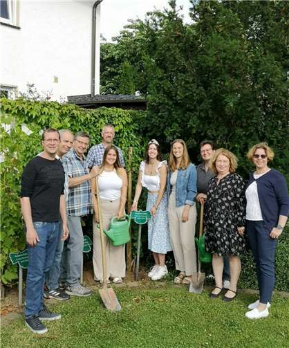 Johannes Stieber, Uwe Krüger, Ulrich Stieber, Heinz Kurth, Weinprinzessin Carmen Krämer, Weinkönigin Meret Kurth, Weinprinzessin Jana Kurth, Nicole Persie, Ursula Koll, Melanie Giffels.  Foto: Franziska Stieber