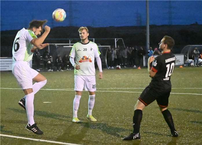 Johannes Theisen (links) erzielte per Kopf nicht nur den 2:1-Siegtreffer, sondern stand im Spiel bei der SG 99 Andernach (rechts Ole Conrad) auch in der Defensive seinen Mann. Niklas Heinemann (Mitte) hatte die 1:0-Führung für die SG Eintracht Mendig/Bell markiert.  Fotos: SK
