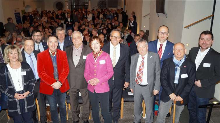 Johannes Warth (rotes Sakko) und Vertreter aus Handel, Verwaltung und Gewerbe trafen sich zum „Empfang der Wirtschaft“ im Kapuzinerkloster. Fotos: -TT-