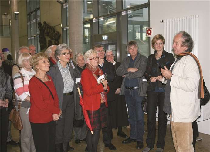 Johannes Wickert, rechts, führt die Besucher der Vernissage „Einsichten“ persönlich durch die Ausstellung.