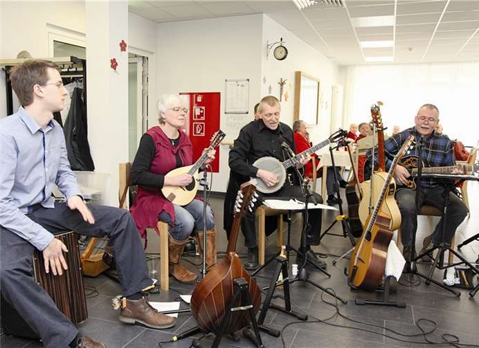 Johannes Ziegler, Monika Tinten, Christof Tinten und Johannes Hardt (auf dem Bild von links nach rechts) sind „Seytenspiel“. Mit handfester Folkmusik begeisterten die Vier am vergangenen Samstag Bewohner und Gäste im St. Stephanus Seniorenzentrum. Heribert Frieling
