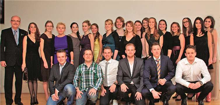 Johannes Zielinski, der Therapeutische Leiter der Reha Rhein-Wied (l.), gratulierte den 25 frischgebackenen Physiotherapeuten zu ihrem erfolgreichen Examen. privat