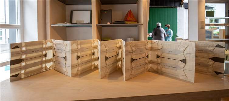 John Gerard schuf ein kunstvoll gefaltetes Buch ohne Klammern oder Bindung.