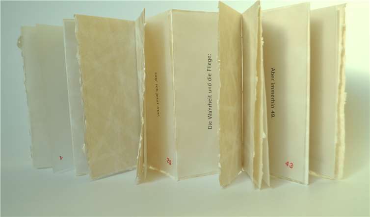 John Gerard zeigt Arbeiten aus handgeschöpftem Papier.