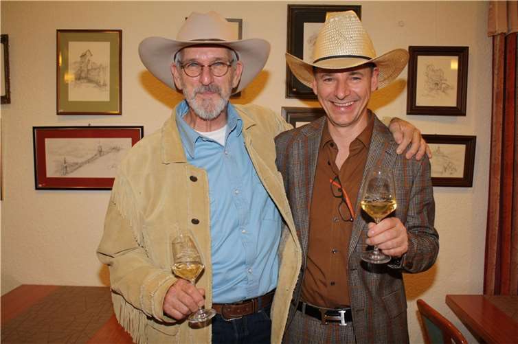John R. Lambert (li.) und Gastgeber Herbert Budweg konnten bei einer Vernissage zahlreiche kunstinteressierte Gäste begrüßen.