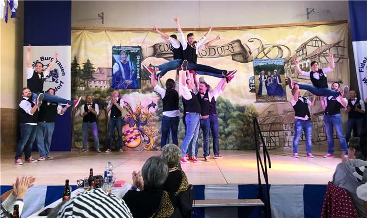 „Johnny Carachos“ (Männer-Showtanzgruppe, Grün-Weiße Funken vom Zippchen e.V. aus Kölsch-Büllesbach). Fotos: Damenkomitee „Fidele Burgfrauen Wormersdorfe.V.
