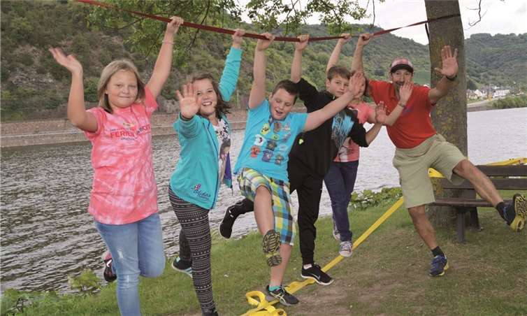 Jojo Burhard erklärt den Sieben- bis Vierzehnjährigen, worauf es beim Slacklining ankommt. MT