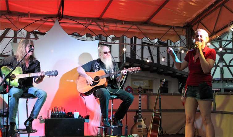 Jojo Weber verbreitete schon am frühen Abend beste Partystimmung auf dem Platz. KBL