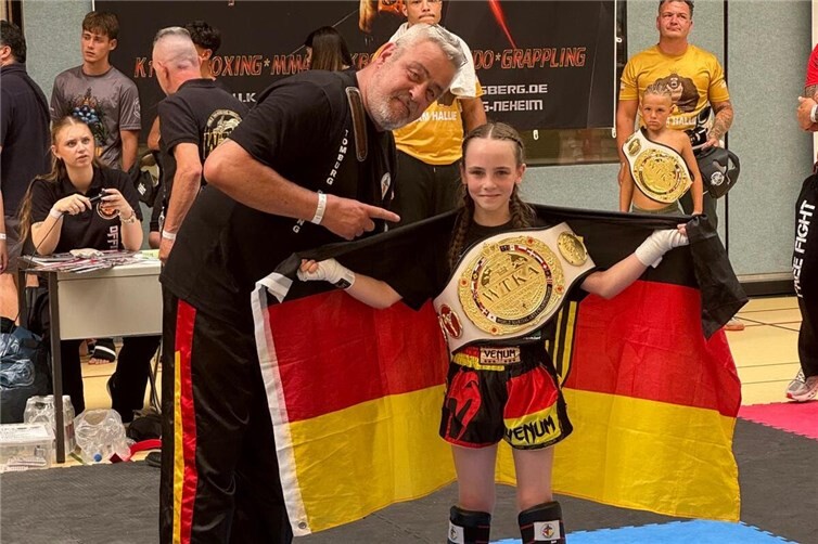 Jolie Zavelberg mit WM Gürtel der WTKA