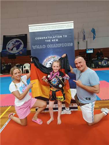 Jolie Zavelberg mit den stolzen Eltern.  Fotos: Tomburg Boxing Rheinbach e.V.