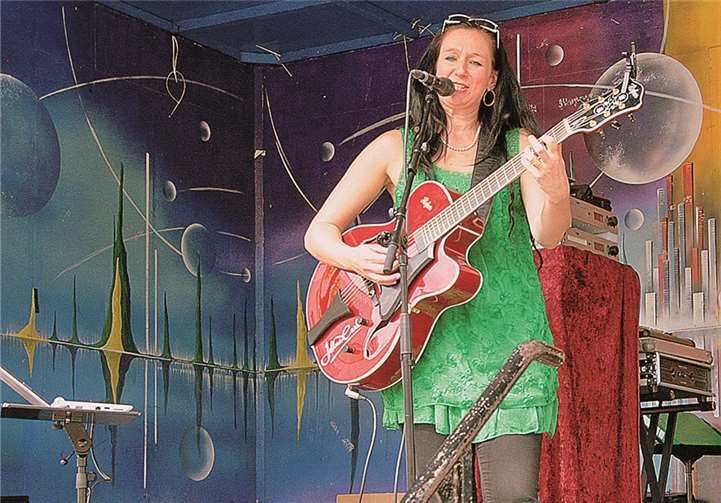 Jolina Carl, eine bekannte Music-Interpretin für Country und Schlagermusik, sorgte für Stimmung.