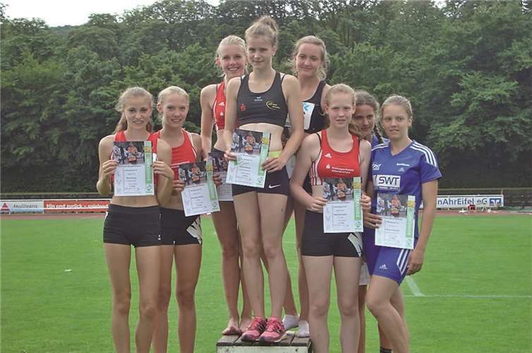 Jolina Krämer (Mitte / vorne) bei der Siegerehrung (1. Platz). privat