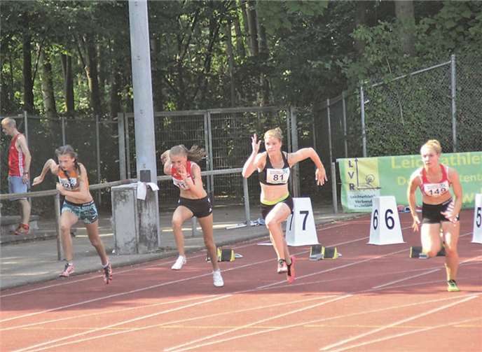 Jolina Krämer, Startnummer 81, beim 100m-Lauf.