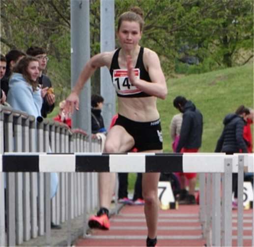 Jolina Krämer bei ihrem Lauf über 80 Meter Hürden.