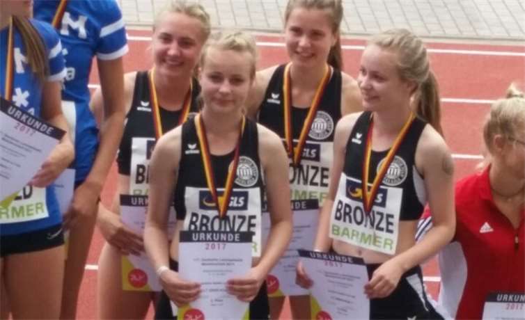 Jolina Krämer (rechts) gewinnt mit der 4x400m Staffel des LT DSHS Köln in der U20 die Bronzemedaille bei den Deutschen Meisterschaften in Erfurt.privat