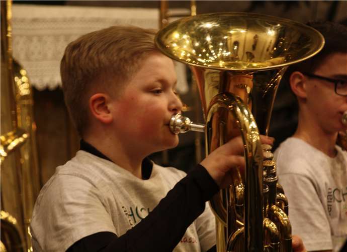 Jonas Augel, aus der Bläserklasse 7.1, am Euphonium.