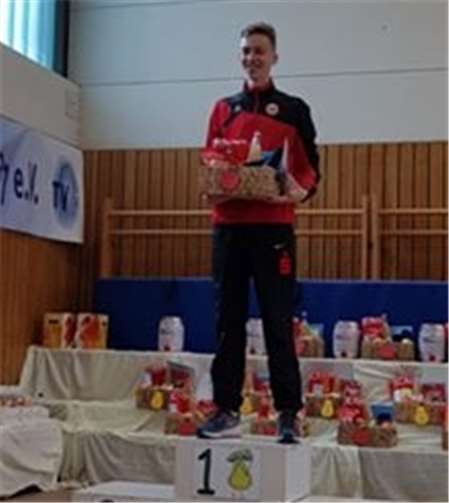 Jonas Götte auf dem Treppchen: Gesamtsieg beim Obstmeilenlauf in Altendorf in der Grafschaft. Jonas Götte