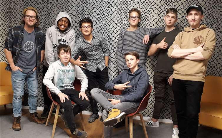 Jonas Kern (links) und Sven Rodenbach (rechts) aus dem „Big House“ betreuen sechs „sozial engagierte Jungs“. Dies sind (hinten von links): Daniel Nwokocha, Ivan Haj Amin, Felix Würtz und Mick Atzrodt sowie (vorne von links) Lukas Rieken und Johannes Hachemer. Foto: privat