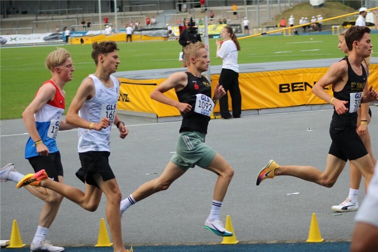 Jonas Löcher (Mitte) belegt in persönlicher Bestzeit Platz 7 über 3000m bei den Deutschen Meisterschaften.